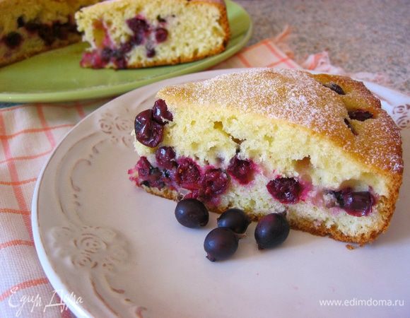 Еще хочу, еще раз, поблагодарить Викулю за потрясающие рецепты :)
На фото пирог с ягодами- черной смородиной. Это просто, но фантастично вкусно :)
http://www.edimdoma.ru/retsepty/75238-pirog-s-yagodami ♥