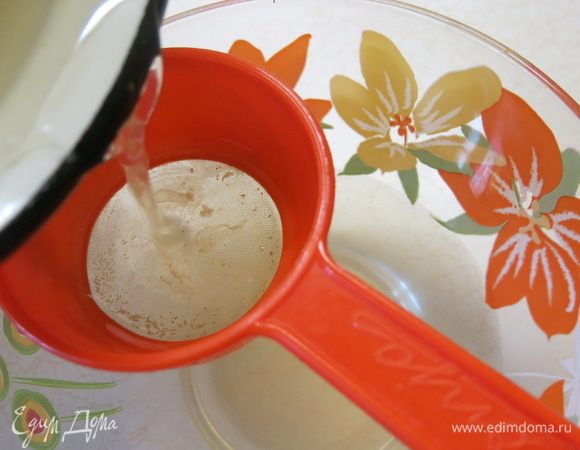 Распускаем желатин в тёплой воде (100 мл). В распущенный желатин доливаем оставшуюся воду, добавляем розовое варенье, сок лимона, сахар. Тщательно размешиваем. И не менее тщательно пропускаем через самое мелкое ситечко – осадок нам не нужен).