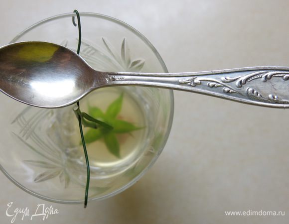 Заливаем полученным ранее прозрачным будущим желе, выше уровня бутона на 1 см примерно. Ставим всю конструкцию в холодильник застывать.