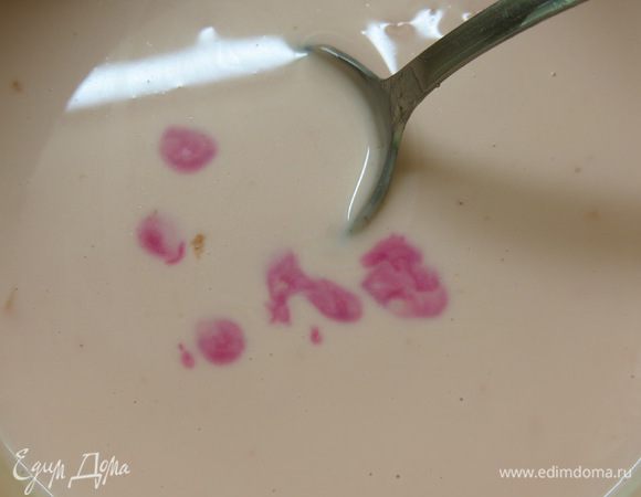 Распускаем в 100 мл молока желатин. Смешиваем с доведёнными до 70 градусов сливками. Делим на две части весь объём. Тонируем одну часть в светло-розовый, другую – в тёмно-розовый цвета.
