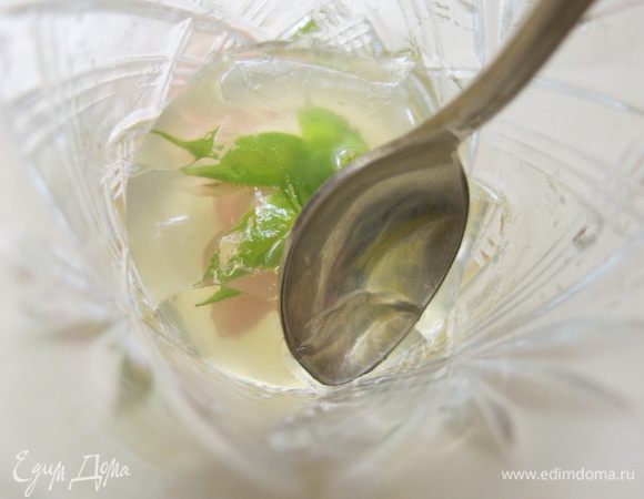 Достаём фужеры с застывшим прозрачным слоем.
Я захотела сделать часть порций с волнистыми слоями, поэтому маленькой ложечкой волнообразно сделала выемки по краям. Это по желанию и настроению :)
