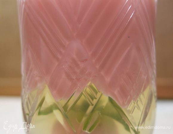 Теперь отсекаем черенки у бутонов, оставляя 0,5 см выше уровня прозрачного желе. Заливаем светло-розовым слоем. Ставим застывать.