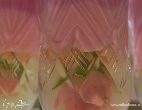 Заливаем затем тёмно-розовым слоем. Всё застывает. Фужеры на секунды опускаем в тёплую воду. Достаём композиции. Ставим на блюда для подачи, декорируем.



