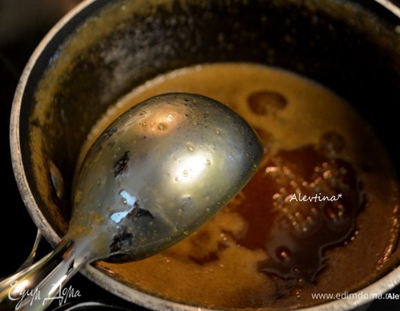 Приготовим соус со вкусом ирисок. Смешаем в небольшой кастрюле с толстым дном : сахар. соль, сливочное масло кусочками, кукурузный сироп. Поставим на огонь помешиваем, сахар должен растворится. Прибавим огонь и готовим помешивая до крупных пузырьков. 
Снять с огня. добавить жирные сливки и ванильный экстракт, перемешать хорошо и дать остыть. Соус можно приготовить и хранить заранее за 3 дня. слегка разогреть перед употреблением.