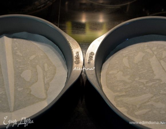 Приготовим 2 формы одинакового размера. Смазать маслом дно и выложить бумагу для выпечки.