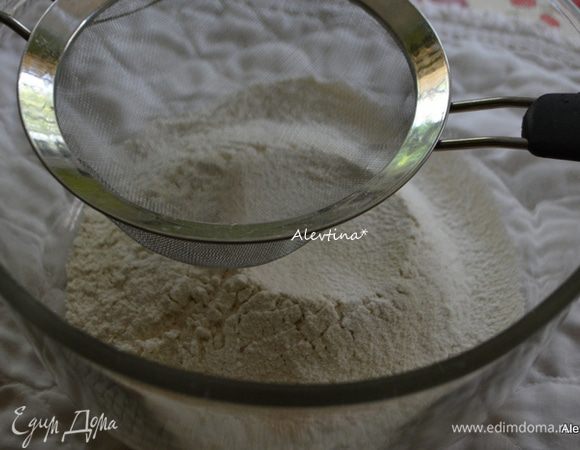 Разогреть духовку до 180 градусов.
Просеять муку, соль и соду в небольшую емкость.