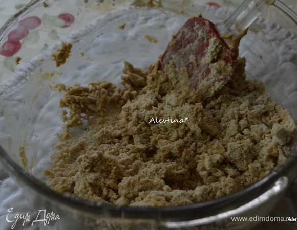 Взбить в другой емкости размягченное сливочное масло с сахаром. Добавить яйцо и ванильный экстракт. Перемешать. Добавить просеянную муку и все перемешать вновь. Разделить тесто на 2 формы.