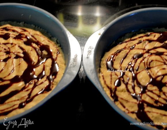 Распределить тесто лопаточкой по дну формы. Я сверху полила жидким шоколадом, сын попросил. Поставить в горячую духовку на 15-18 минут.
Достать из духовки и дать остыть.