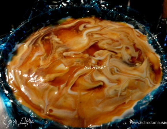 На печенье полить часть ирисового соуса, распределить по всему печенью. Затем слой мороженого,смешанный с шоколадными каплями по желанию, вновь слой ирисового соуса. 