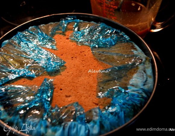 Накрыть сверху вторым слоем печенья. Накрыть пленкой и поставить в морозильник на ночь.