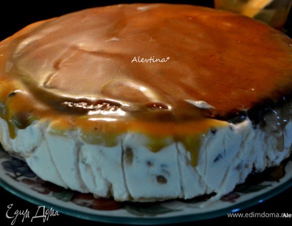 Снять на следующий день кольцо формы и пленку, переложить на блюдо. Полить сверху оставшимся соусом и дать застыть в холодильнике 1 час.