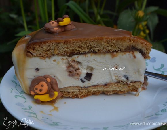 Украсить можно готовыми фигурками из мастики или кондитерской крошкой. Разрезаем и подаем тут же.
Печенье после заморозки затвердевает, но при разрезание у меня не ломалось, например.