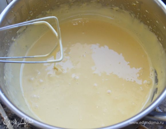 Чёрную смородину перетрите через сито. Желтки взбейте с сахарной пудрой на водяной бане: установите миску, в которой будете взбивать желтки на кастрюлю с кипящей водой так, чтобы миска не касалась воды. Взбивайте до побеления и увеличения массы в 3 раза. Снимите миску с бани и продолжайте взбивать, пока миска чуть не остынет. 