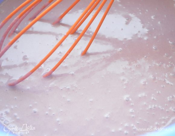 К желтковой массе добавьте маскарпоне комнатной температуры, затем чёрносмородиновое пюре и экстракт фиалки, хорошо перемешайте. 