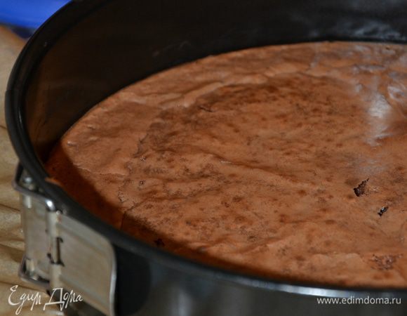 Выпекаем бисквит "брауни":
Смешать яйца, сахар, соль. Растопить шоколад с маслом. Смешать две массы.Добавить муку. Выпекать 12-15 минут при 170 градусах.