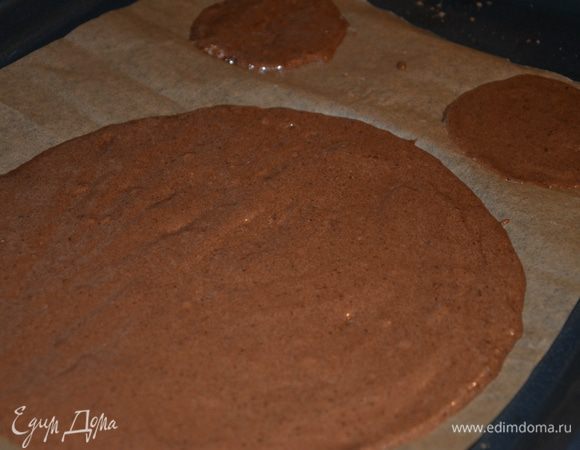 Выпекаем бисквит "Джаконда":

Мука миндаля, сахарная пудра=смешать. Влить половину яиц и взбивать 8 минут. Добавить остальные яйца и взбивать 10-12 минут. Это обязательно,иначе бисквит будет "резиновым".

Взбить белки до пиков+сахар.Добавить очень аккуратно в первую заготовку. Добавить просеянную муку и какао. Деликатно перемешивать лопаткой (снизу вверх), чтобы масса не осела.

Распределить толщиной около 1 см.Выпекать при 220гр.около 8 минут.