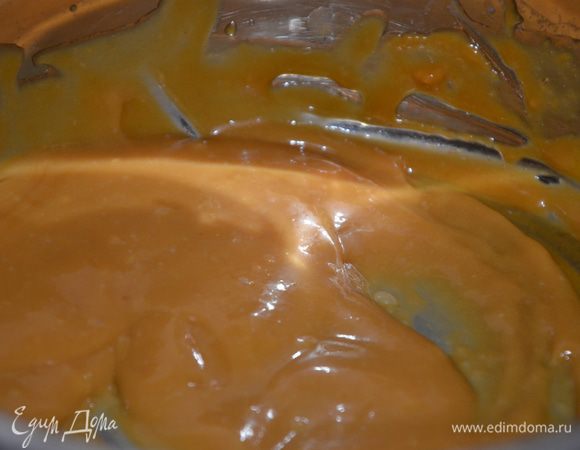 Карамельное кремю:
Нагреть 170 гр сливок и убрать.
Делаем "сухую" карамель. Для этого сахар поместить на сковородку. Когда он станет коричневым, то сразу же вливаем подогретые сливки.
Снимаем с огня,вводим  желтки. Перемешать и варить до 85 гр.
Снять с огня и ввести набухший желатин.
Оставить в сторону, пока крем не остынет.
Затем аккуратно подмешать взбитые сливки.