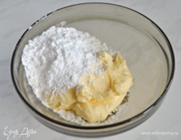 Взбейте в белую пену, предварительно растопленное масло и сахар.