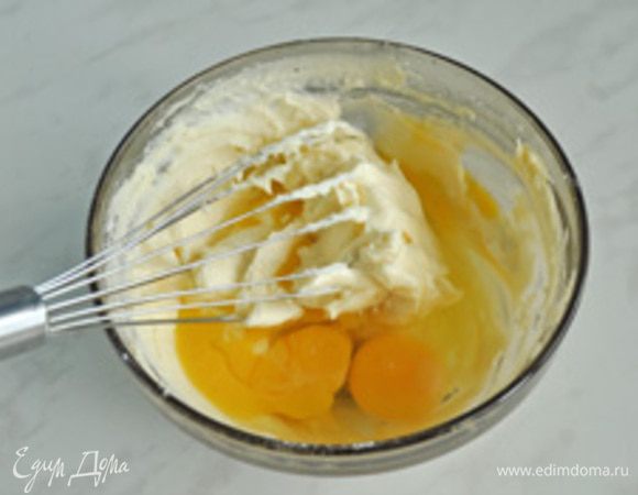 Добавьте яйца и перемешайте. Муку просейте, добавьте ванилин и разрыхлитель и перемешайте в отдельной ёмкости.