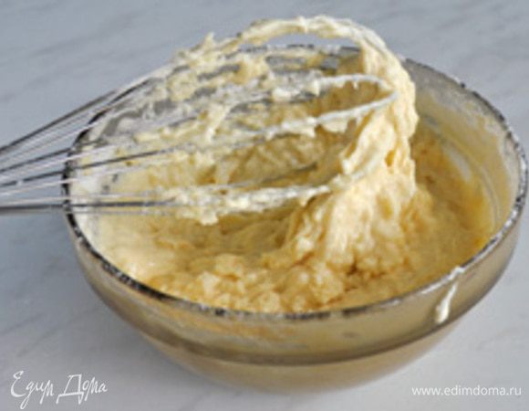 Смешайте жидкие ингредиенты с сухими, но молоко оставьте наконец. Также не забудьте добавить горсть перемолотых лепестков календулы. Тесто может получиться немножко комковатым, но это нестрашно.