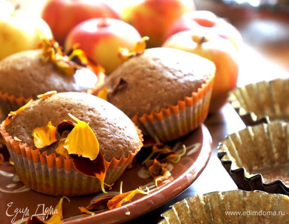 Дальше следует добавить молоко. Когда вы всё смешаете, смесь по консистенции должна напоминать густую сметану. Заполните формы тестом на 2/3. Поставьте кексы в разогретую до 200 градусов духовку на 20-30 минут. Готовые кексы можно посыпать сахарной пудрой. Приятного аппетита!