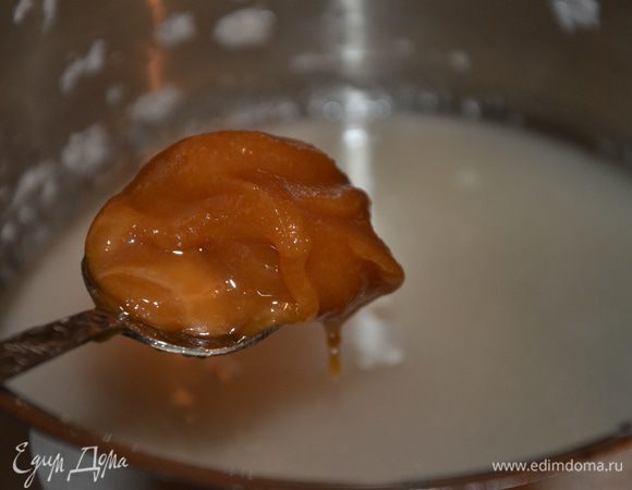 Клубничная карамель:
Делаем ее за ранее и храним хол-ке до сборки.
Смешать сахар,воду,густой мед(в оригинале шел сироп глюкозы). Доводим до кипения и готовим минуты 4-5. Пока масса не станет тягуче-карамельной. Тем временем в др.сотейнике нагреваем клубничное пюре и сливки. Сразу же вливаем в карамель. Остудить.