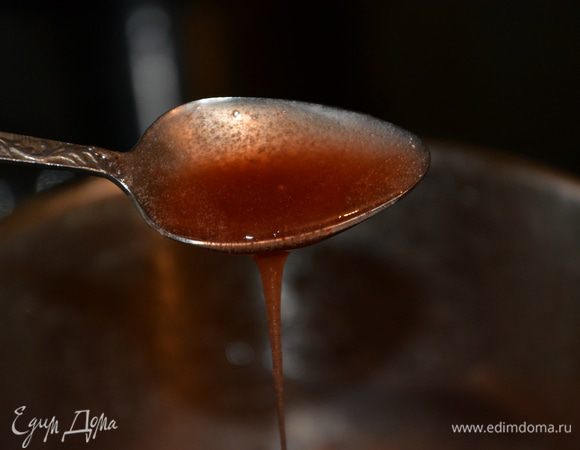 Остудить. Карамель на фото сразу после варки, но в процессе охлаждения она должна стать очень густой, похожей на клейстер, только тогда она не потечет в торте.