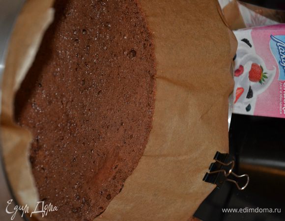 Начало сборки:
На дно формы выкладываем бисквит "Джаконда".
Наносим сироп. Для сиропа мы порезали ягоды замороженной клубники и дали стечь им на сите. Должно получиться 60-80 гр сока. Если его недостаточно, то доливаем воду или немного алкоголя. Добавляем сахара 25 гр и доводим до кипения. Сироп готов!
