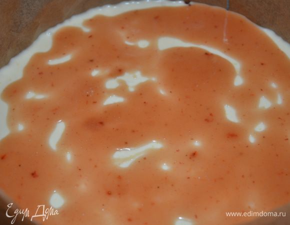 Наносим цитрусовый мусс. Подмораживаем его 30 минут в холодильнике, перед тем как нанесем слой вязкой карамели.