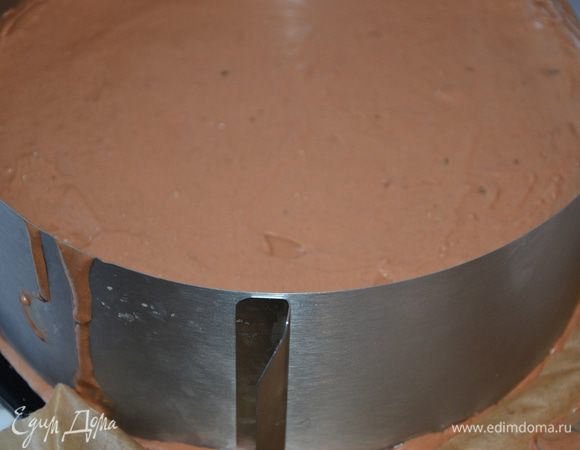 Не вынимая торт из формы я залила верх зеркальной глазурью. Предварительно он хорошо застыл. Фото торта до нанесения глазури.