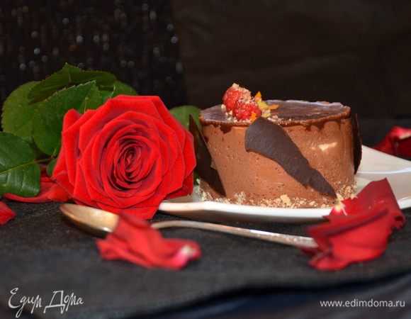 Декорировала шоколадом, который нанесла на бумагу. Малиной, миндальной крошкой и цедрой. Пирожное украшено также как и торт.
Из данного кол-ва ингредиентов получился торт и 1 пирожное.