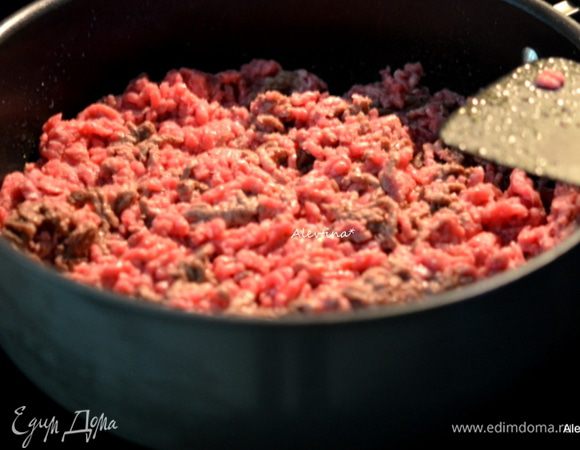 На сковороде обжарить говяжий фарш не жирный до коричневого цвета.

