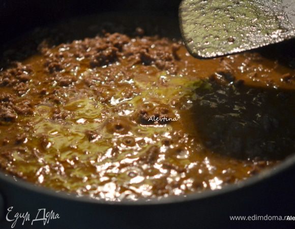 Добавить бульон или воду,готовую баночную фасоль пинто. Довести до кипения. Готовить 10-12 минут без крышки на медленном огне, помешивая постоянно.
