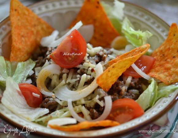 Полить сметаной и украсить кинзой,выложить дольки помидор, лук кольцами, подаем к столу. Приятного аппетита.
