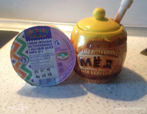 для НЕГО:
Мёд (в идеале лавандовый, о можно и просто цветочный) вылить в кастрюлю и медленно нагревать. Снять с огня, добавить лавандовый сироп (либо цветки лаванды). Если сироп будет слишком светлым и захочется сделать мороженое поярче, можно добавить ещё и сок/сироп черники. Перемешать и аккуратно соединить со сливками. 