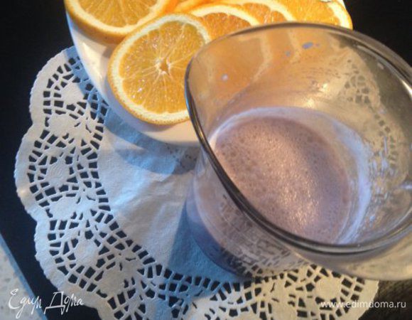 Осторожно перемешать и вылить в мороженицу. Если таковая не имеется, то вбивать до запустения и перелить в формы. И отправить в морозилку до полного застывания.