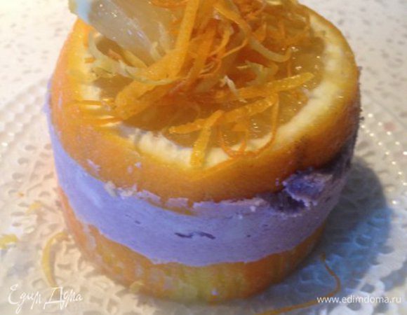 Выложить смесь на апельсиновые кружки, накрыть сверху вторым кружком и поставить в морозильник до полного застывания. Перед подачей достать кольца и украсить цедрой и лавандой (если есть свежие цветы).