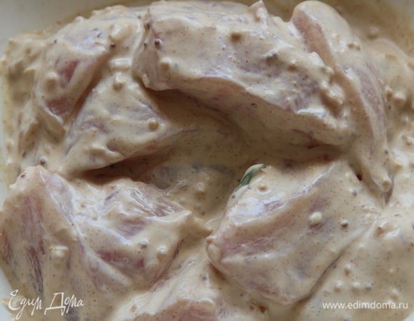 Из йогурта, чеснока, горчицы и соевого соуса делаем маринад. Куриное филе режем на крупные кусочки и маринуем в смеси. Оставляем на 1 час.