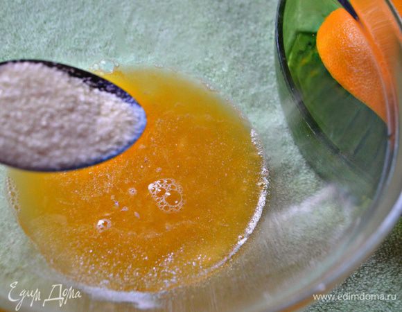 В апельсиновый сок всыпать желатин, оставить на 20 мин для набухания. 