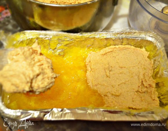 Прямоугольную форму выстелить пищевой плёнкой. Налить слой желе толщиной 1 см, убрать в холодильник на 15-20 мин, чтобы желе схватилось. После сверху выложить оставшееся желе, аккуратно наклоняя форму с боку на бок, чтобы желе оставалось на стенках. Выложить паштетную массу. Слегка уплотнить, накрыть плёнкой и убрать в холодильник на 6-8 часов.