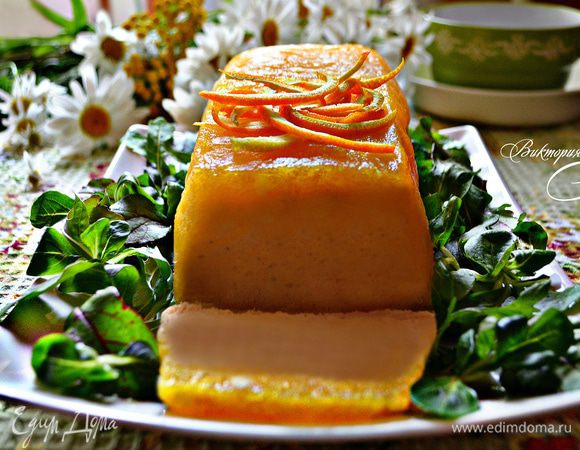 Перед подачей перевернуть паштет на блюдо, нарезать ломтиками и украсить салатными листьями и тёртой цедрой апельсина. Приятного вам аппетита!