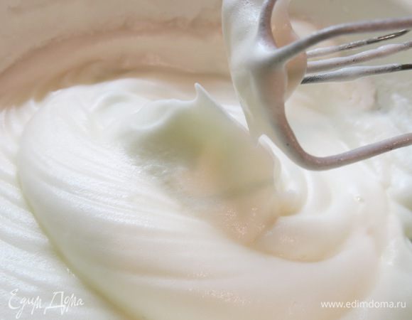 Небольшое предисловие – протираем венчики миксера и ёмкость, в которой взбиваем, смоченной в уксусе или лимонном соке салфеткой.

Берём свежие, охлаждённые яйца. Тщательно отделяем белки от желтков.
Взбиваем белки в устойчивую пену на средней скорости, переходя в конце на высокую. 
