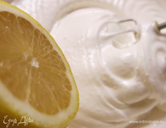Продолжаем взбивать уже массу гладкой, густой, упругой консистенции.
Добавляем лимонный сок.