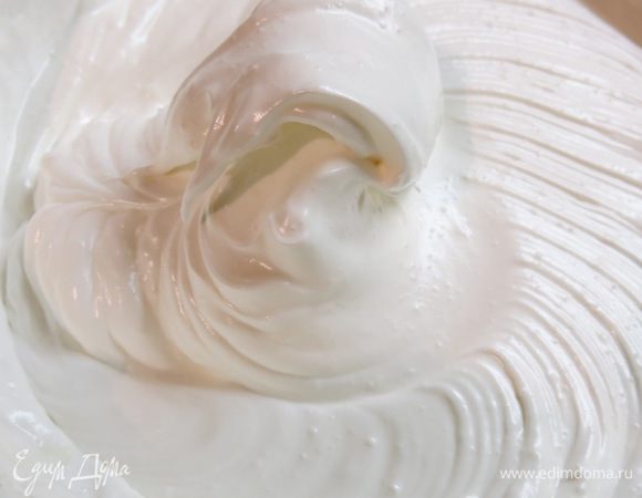 Взбиваем ещё минуту на средней скорости и получаем блестящие белые, зефирообразные волны :) 