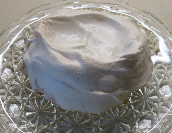 Ставим "облака-гнёзда" в предварительно разогретую до 180 градусов духовку. Закрываем её и сразу меняем температурный режим на минимальный.
И теперь мы свободны 1 час 10 минут. 
Только по прошествии указанного времени открываем дверцу духовки, любуемся :) Я стараюсь весь указанный процесс делать вечером, потому что после того, как убеждаюсь, что основы "постукивают" оставляю их до утра в духовке, приоткрыв на сантиметр дверцу. Фиксирую пробковой... пробкой.
А утром вот такие красавцы, сухенькие и хрустящие снаружи и зефирные внутри, готовы для дальнейшего превращения :)