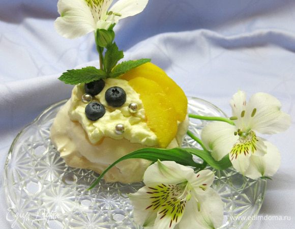 Ииииии... Наполняем облака сливочным кремом, декорируем дольками персиков, ягодами голубики, верхушкой веточки мяты, серебряными карамельными драже. И – альстромерии! Изысканно и тонко... Как балет.

Всем – наслаждения! 