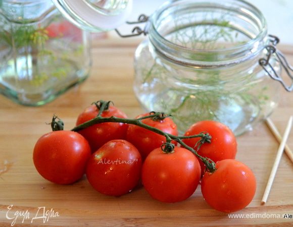 В чистые банки выложить веточки свежего укропа. Каждую помидорку проткнуть в нескольких местах.
