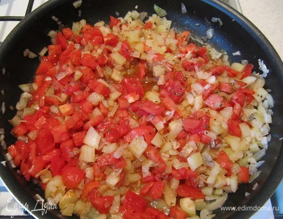 Приготовим соус. Лук и 2 зубчика чеснока измельчить и обжарить до золотистого цвета на 2 ст.л. растительного масла. Добавить порезанный мелкими кубиками перец и обжаривать 5 мин. У 3 томатов снять кожицу. Для этого сделать крестообразные надрезы, залить кипятком, оставить на несколько минут и опустить в ледяную воду, после чего кожица легко отойдет. Очищенные томаты измельчить кубиком и добавить к перцам с луком вместе с сушеным тимьяном, солью и перцем. Тушить под закрытой крышкой на медленном огне 10 мин.