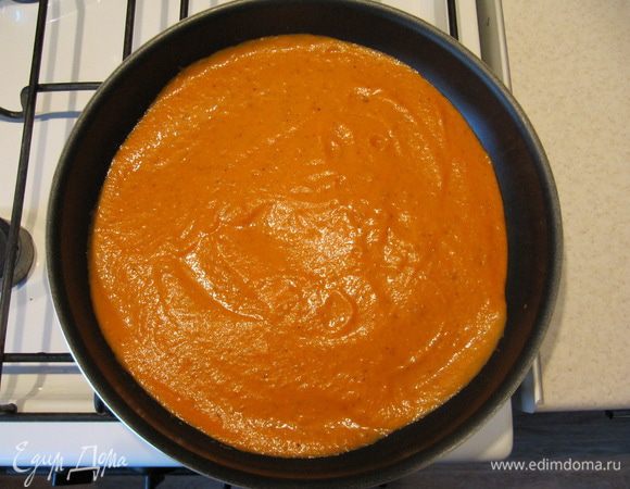 Тушеные овощи пюрировать блендером. Соус выложить в форму для запекания.