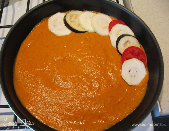 Кабачок, баклажан и 2 томата порезать ровными кружками толщиной 5-7 мм. Овощи выложить в форму с соусом, чередуя друг с другом.